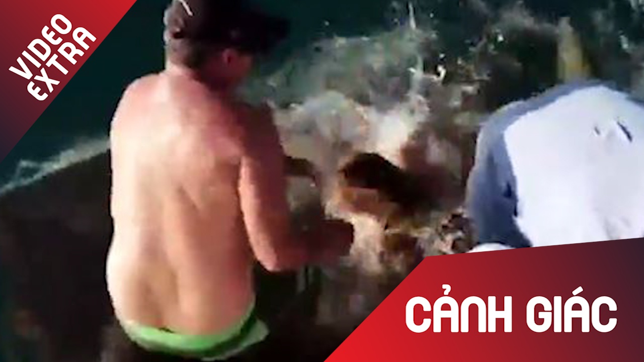 'Hu hon' giay phut co gai bi ca map keo xuong nuoc hinh anh