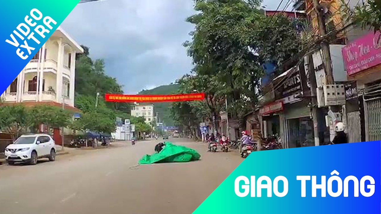 Tam bat xe tai bi cuon trum gon xe may di phia sau hinh anh