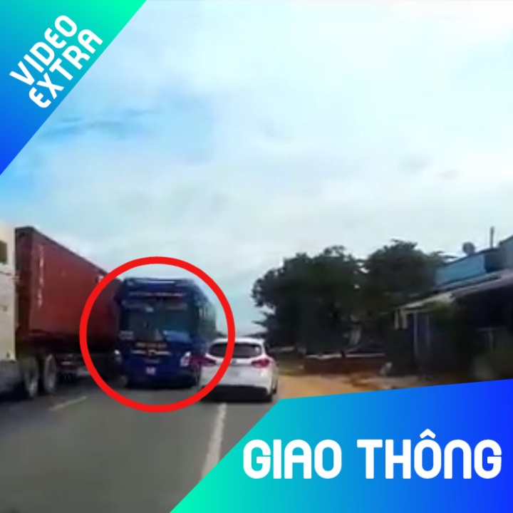 Nhung pha lan lan 'thot tim' cua xe khach tren dai lo hinh anh