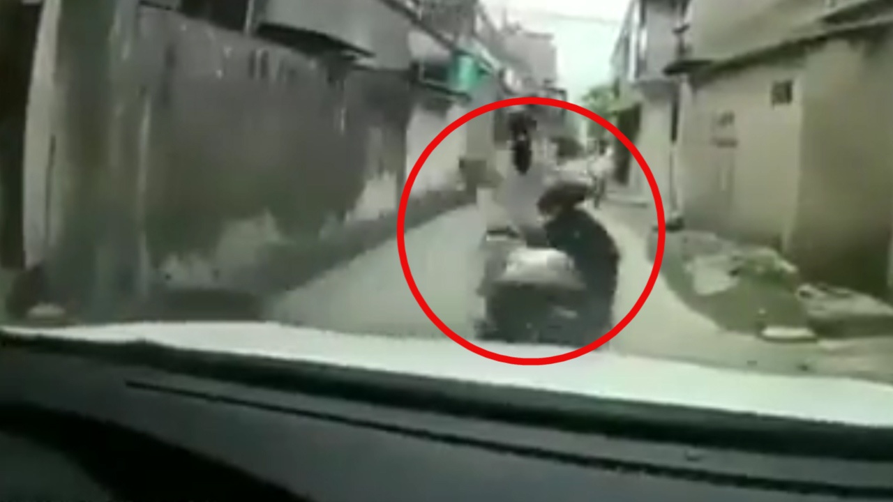 Lao xe tu trong nha ra hem, co gai lach 'muot' truoc dau oto hinh anh