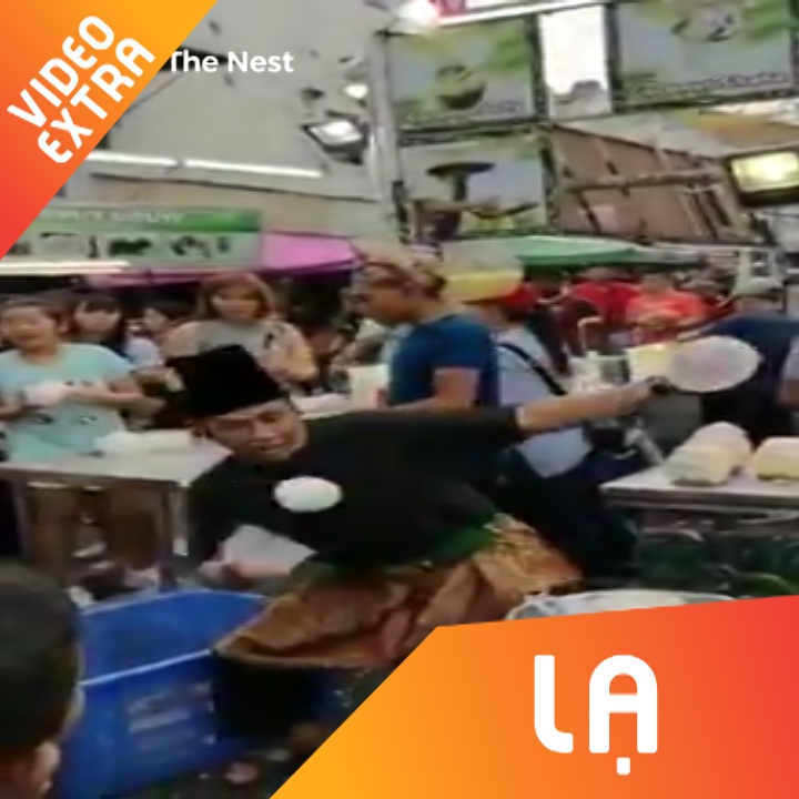 Man tach com dua nhu lam xiec cua anh chang ban hang rong hinh anh