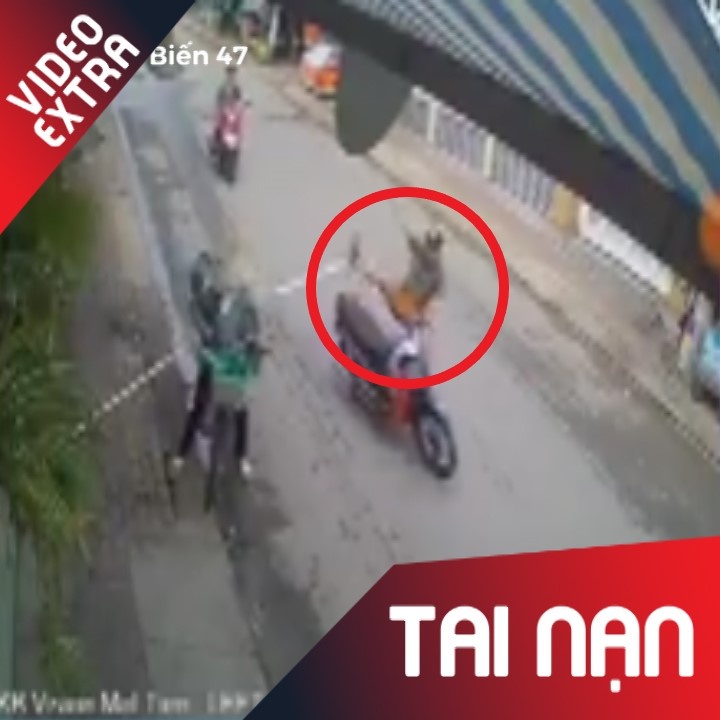 Nguoi phu nu cho thanh nhua cong kenh hat thanh vien vang khoi xe hinh anh