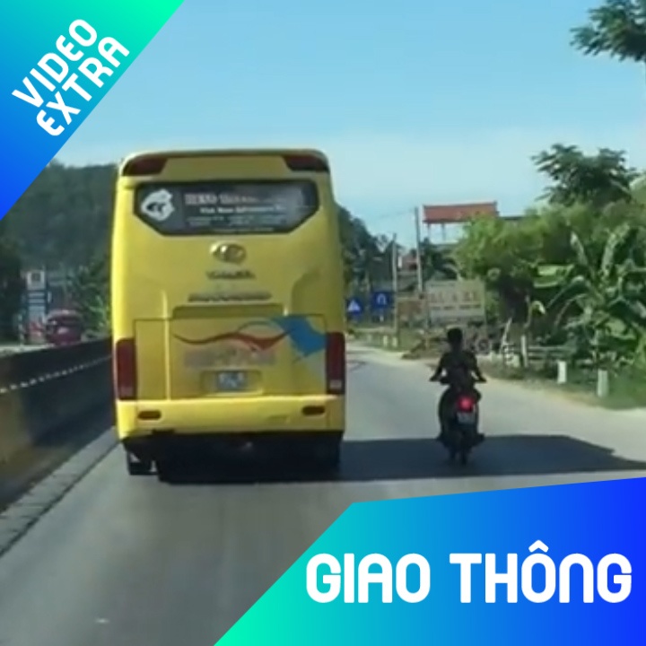 'Quen' mu bao hiem, thanh nien di sat vach xe tai de tranh nang hinh anh