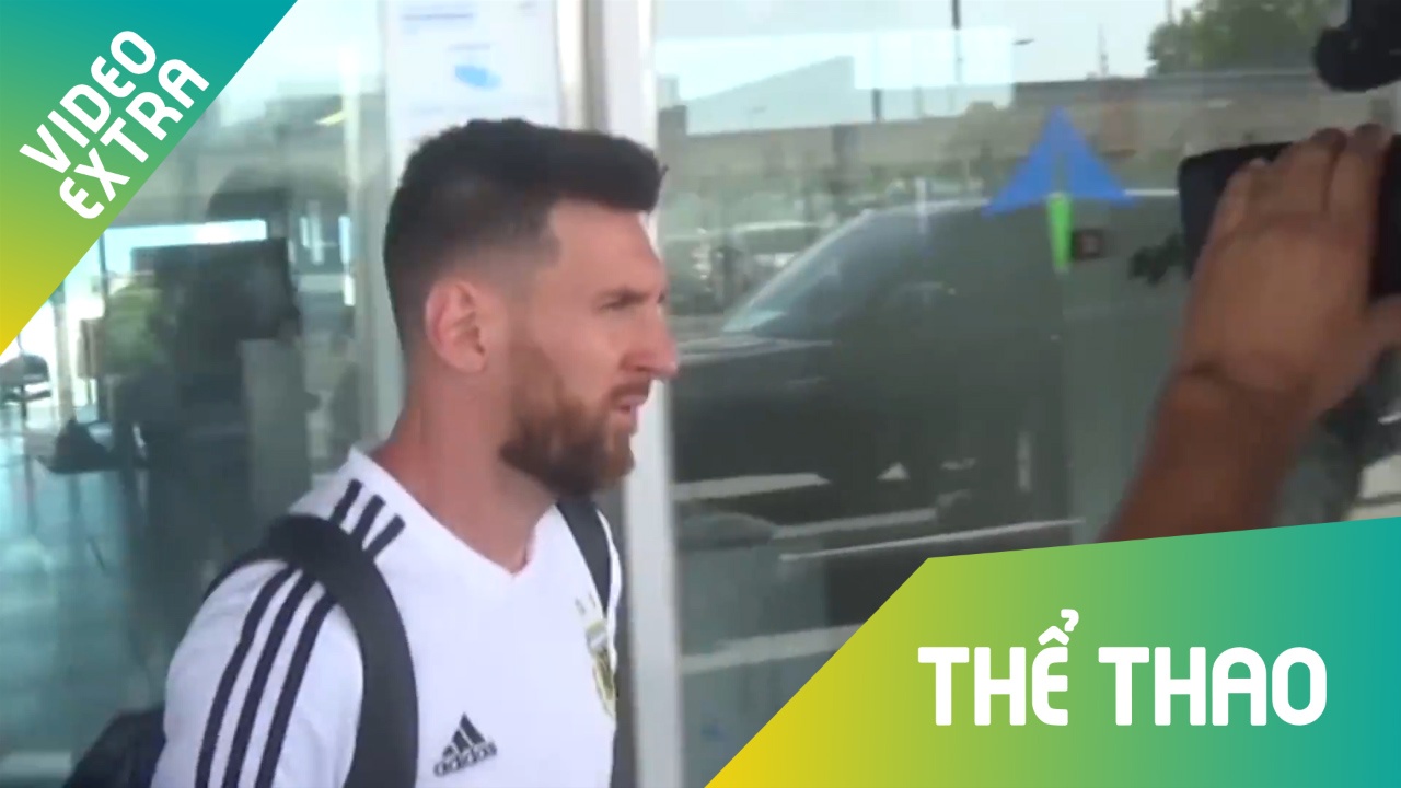 Messi mat vo cam, di mot mach ra xe khi tro ve Barcelona hinh anh