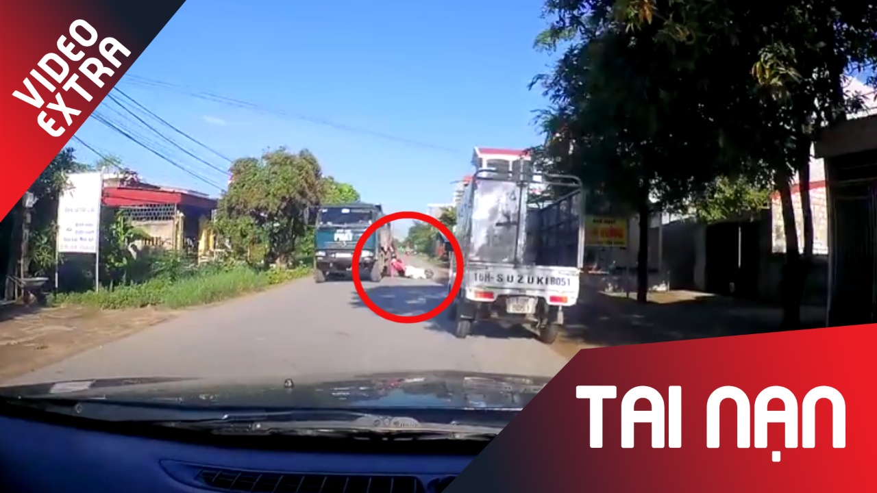 Nga bat ngo, nguoi phu nu 'ke' dau sat banh xe tai hinh anh