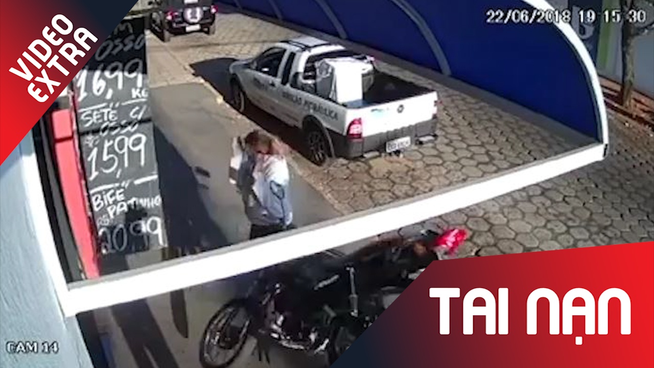 Nguoi phu nu suyt bi xe may tong thang vao nguoi o Brazil hinh anh