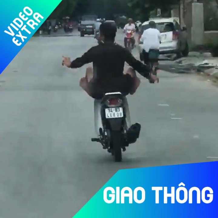 Thanh nien vua lai xe bang chan vua mua nao loan ca pho hinh anh