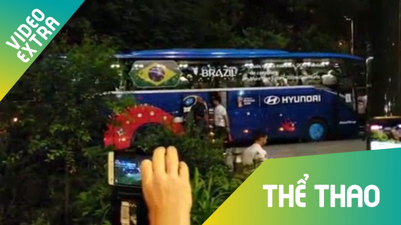 Cau thu Brazil tro ve khach san trong su chao don tu co dong vien hinh anh