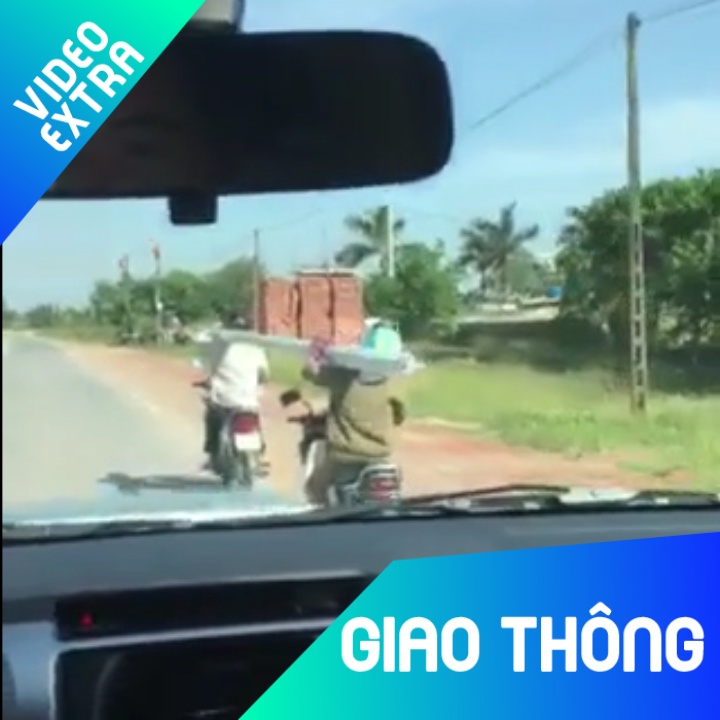 Hai xe may 'phoi hop' vac ong dai luu thong nguy hiem tren duong hinh anh