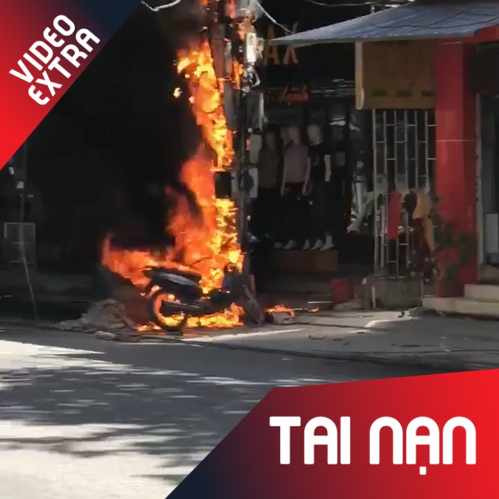 Cot dien chay no nhu phao hoa, 'nuong' den chiec xe may hinh anh