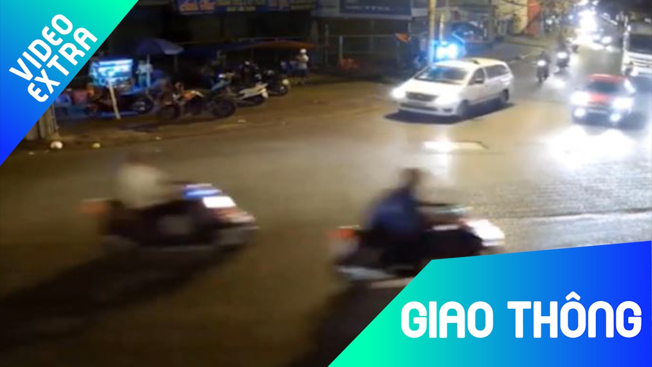 Xe may vuot au, tat ngang dau xe bon suyt gay tai nan hinh anh