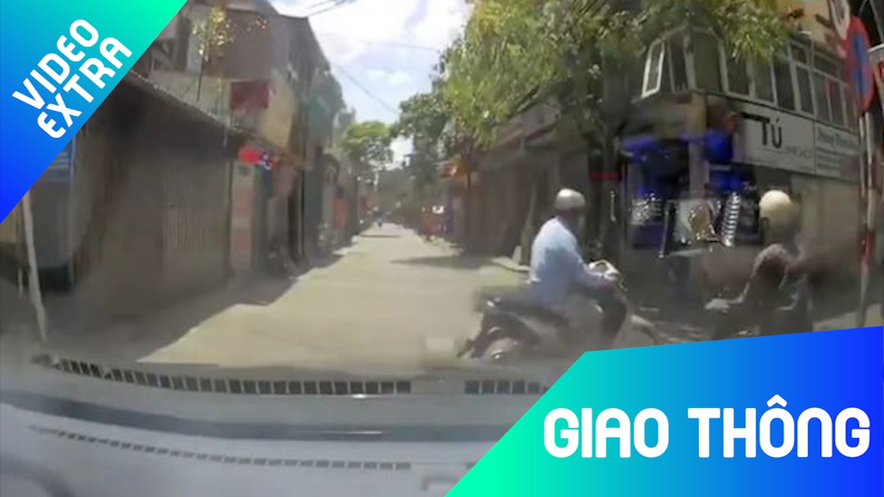 Tranh oto, thanh nien bi xe may tong ngang than hinh anh