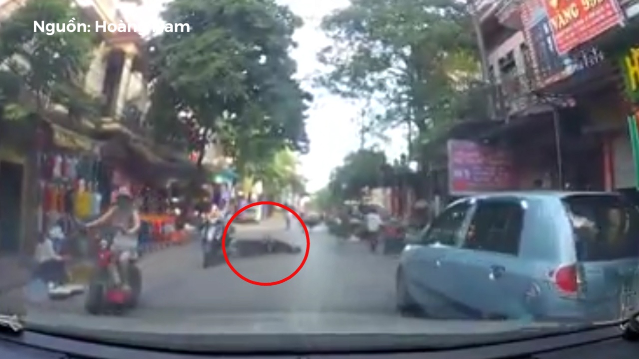 Quay dau xe bat ngo, nguoi phu nu khien xe sau nga song soai hinh anh