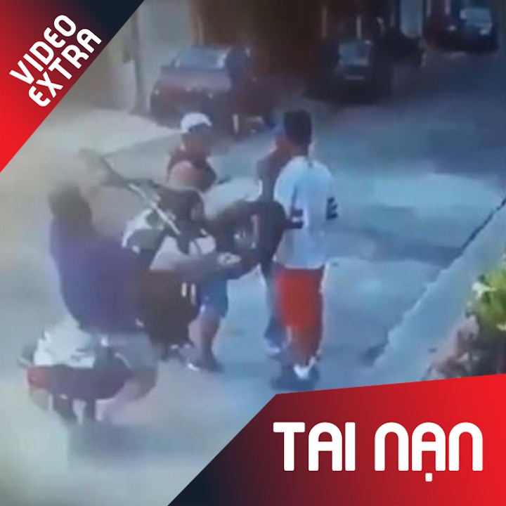 Xe moto boc dau bat ngo tong thang vao ba nguoi di duong hinh anh