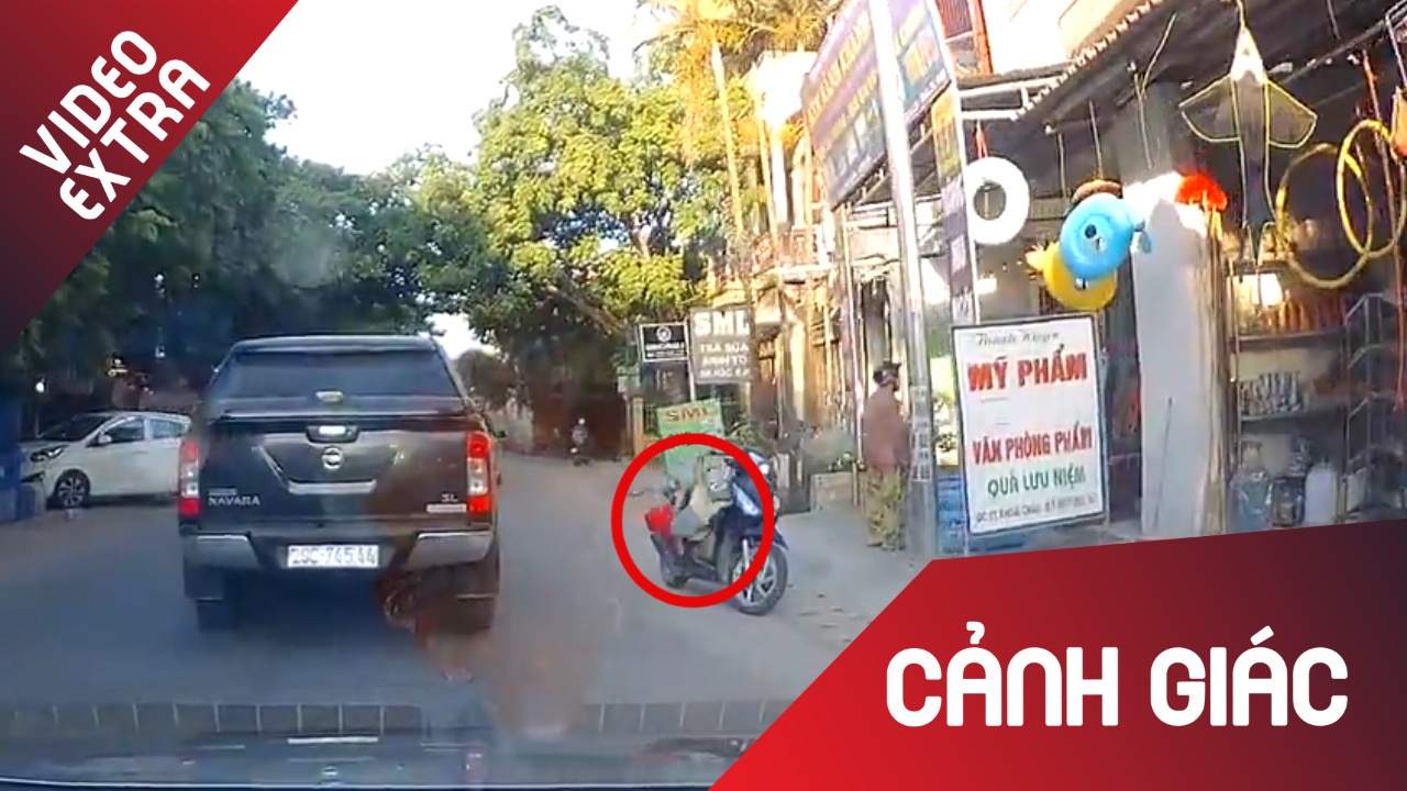 Ngoi mot minh tren xe, dua be nga ngay truoc mui oto hinh anh