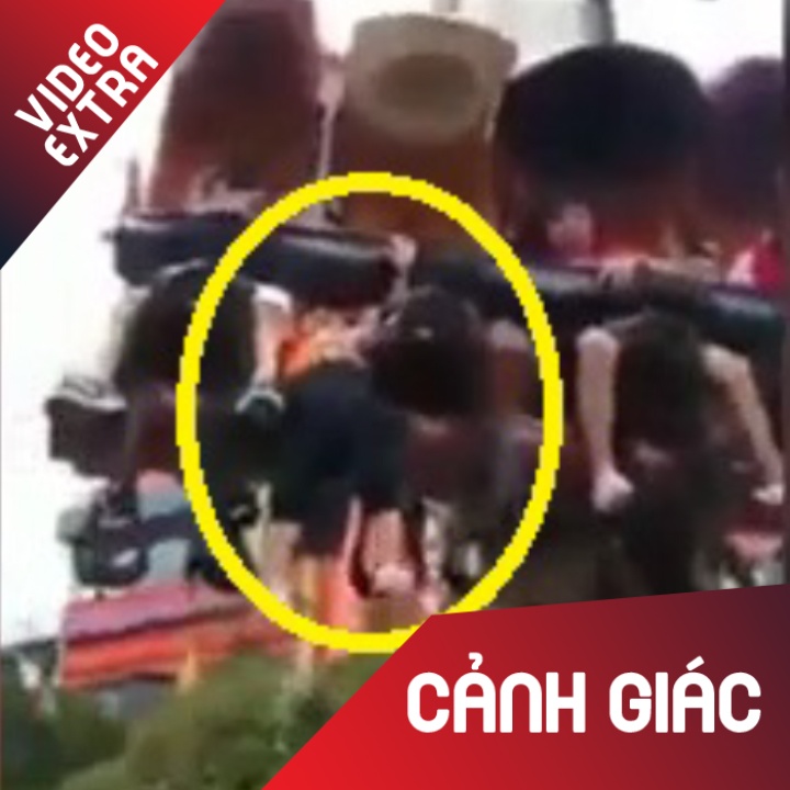 Em be suyt nga tu tren cao khi bo me cho choi tro cam giac manh hinh anh