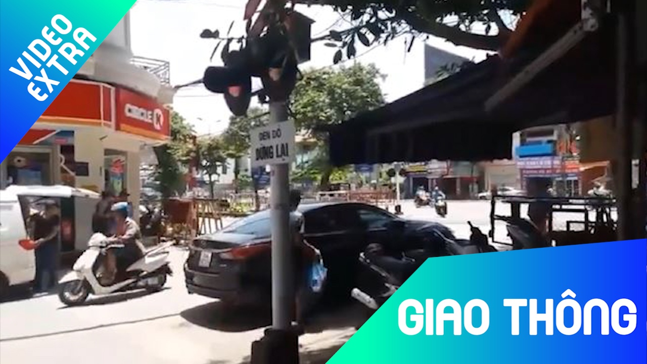 Oto chan ngang barrier duong ray mac tau hoa sap den hinh anh