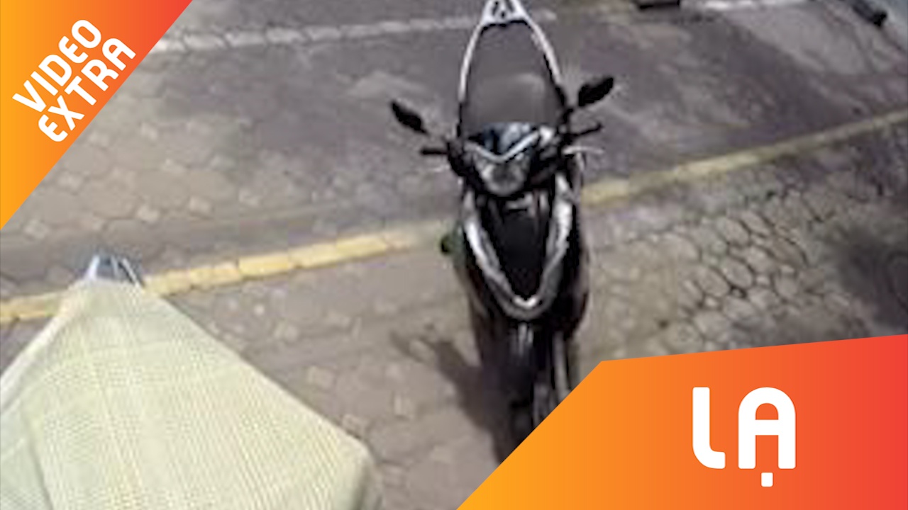 'Ninja' bo tay lai cho xe tong thang vao le duong hinh anh