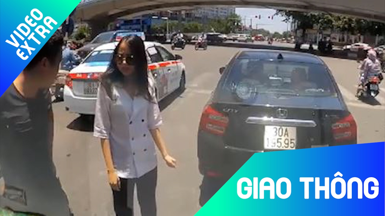 Bat can lui oto va vao xe khac, nu tai xe xuong xe cai tay doi hinh anh