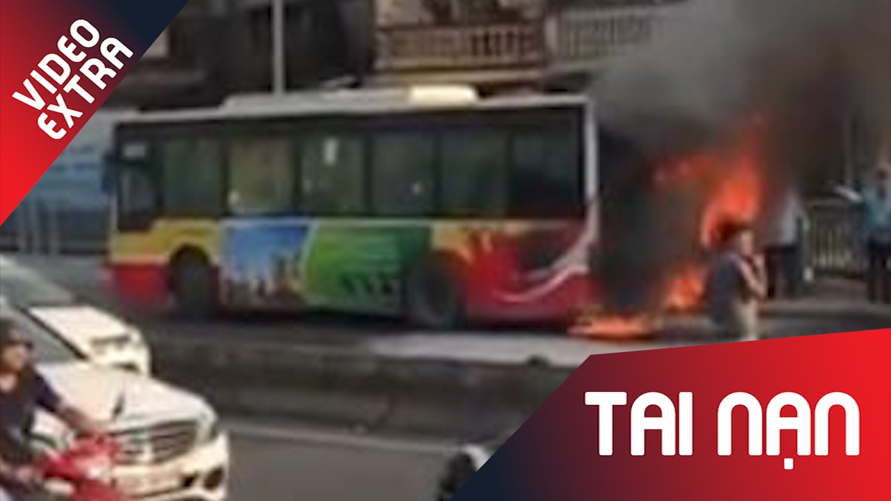 Cuu xe buyt chay ngun ngut tren pho Ha Noi trong ngay nang dinh diem hinh anh