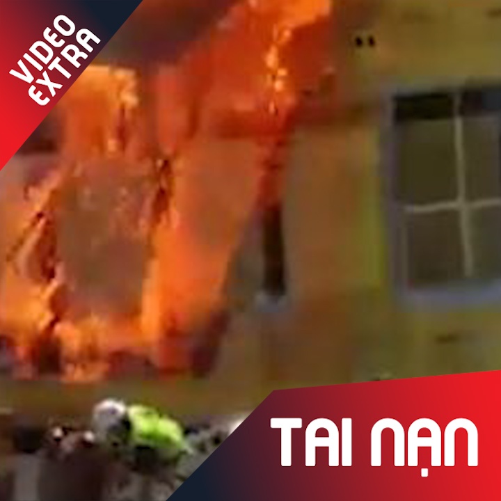 Linh cuu hoa thoat chet trong gang tac khi toa nha chay rot mai nha hinh anh