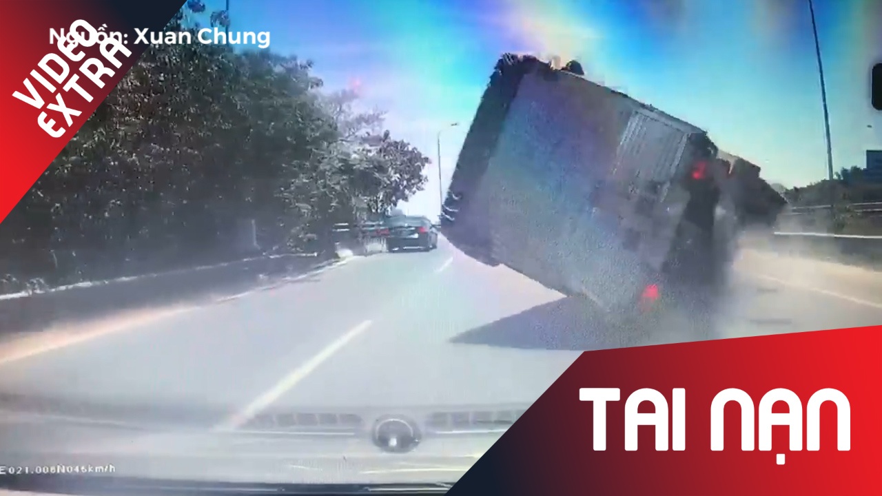 Phong nhanh, xe tai let banh lat ngang giua duong hinh anh