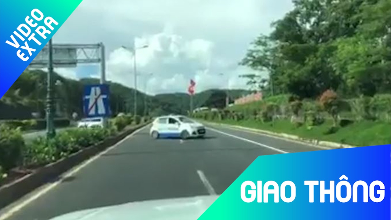 Oto 'vo tu' chay nguoc chieu tren cao toc hinh anh