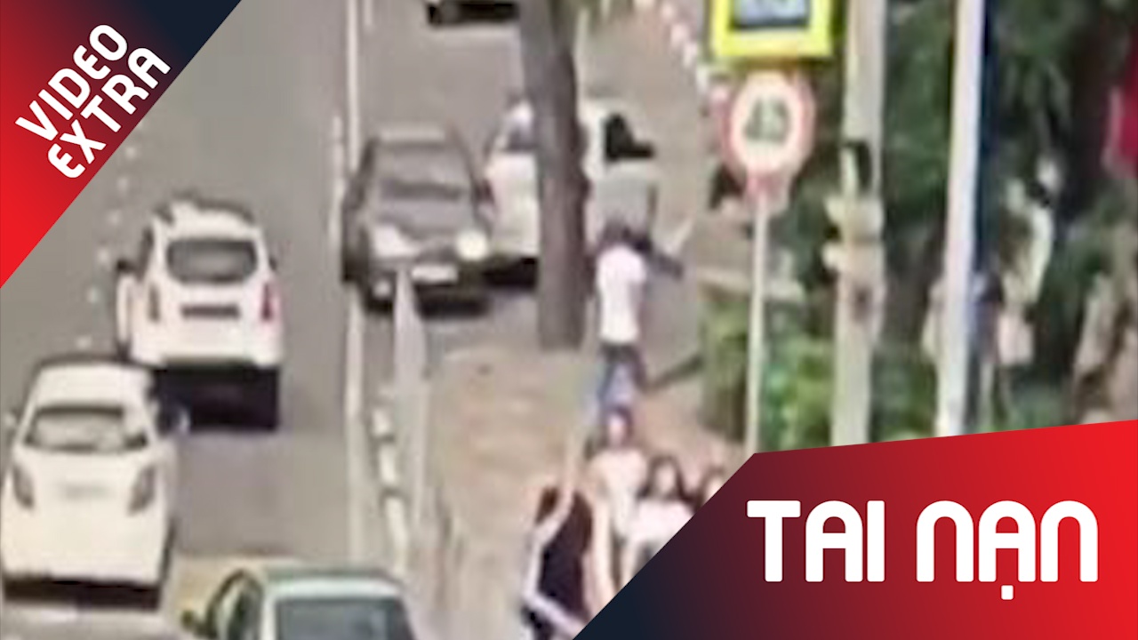 Oto 'dien' lao len via he, tong dam dong o Nga hinh anh