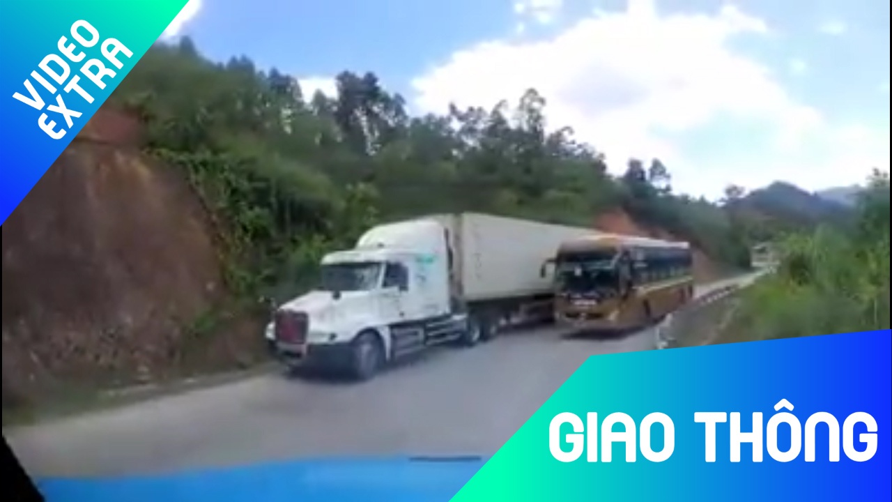 Container cung xe khach lan lan tranh duong tren deo hinh anh