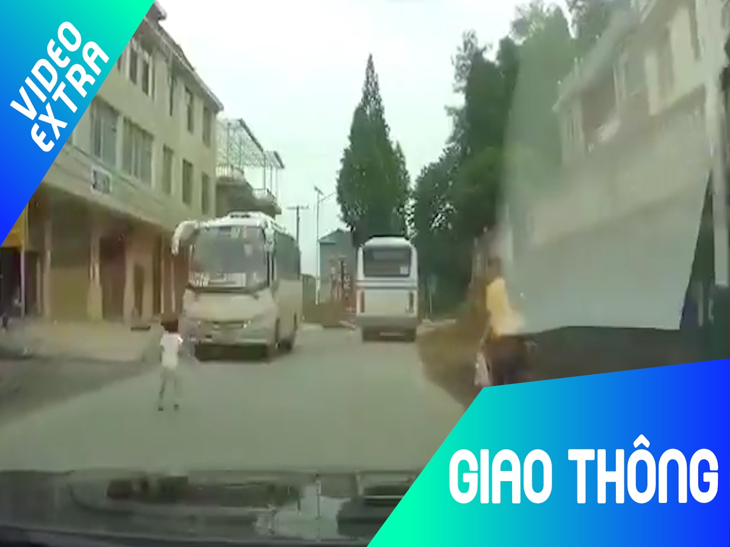 Em be lao vao dau xe khach, nguoi di duong khiep via o Trung Quoc hinh anh