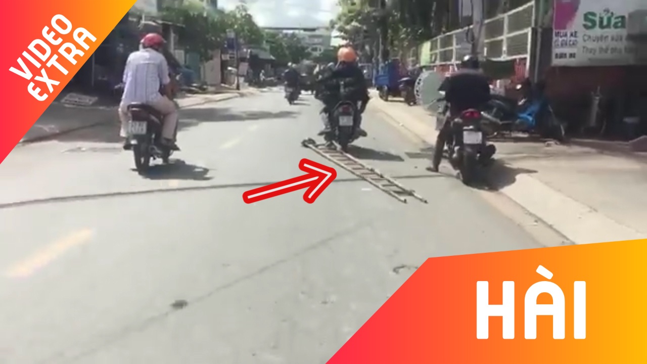 Hai tho dien keo le thang dung tren mat duong hinh anh