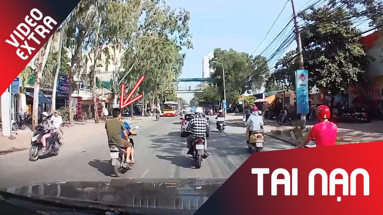 Lang lach qua chieu nguoc, hai thanh nien tong nga xe doi dien hinh anh