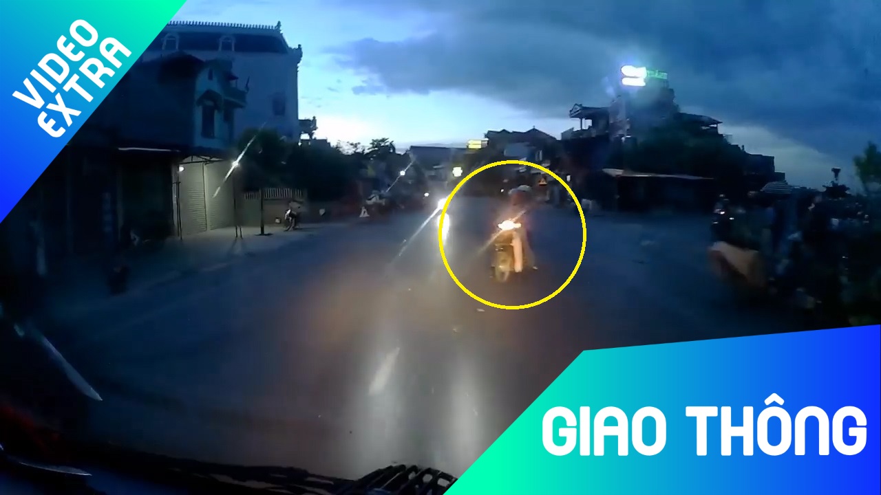 Sang duong au, xe may suyt bi oto dam truc dien hinh anh