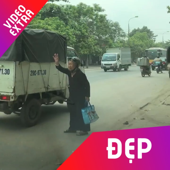 Xe tai cho cu ba khien cu dan mang cam dong hinh anh