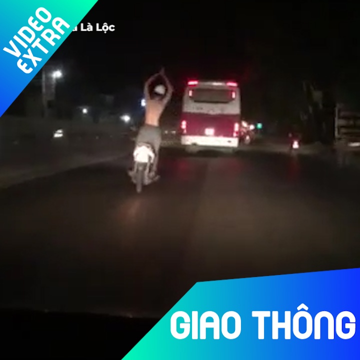 Thanh nien buong hai tay, 'mua ballet' ngay tren xe may hinh anh