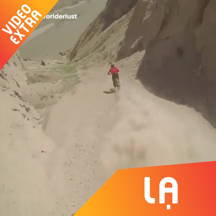 Hai chang trai dap xe khong phanh tren doc nui cheo leo hinh anh