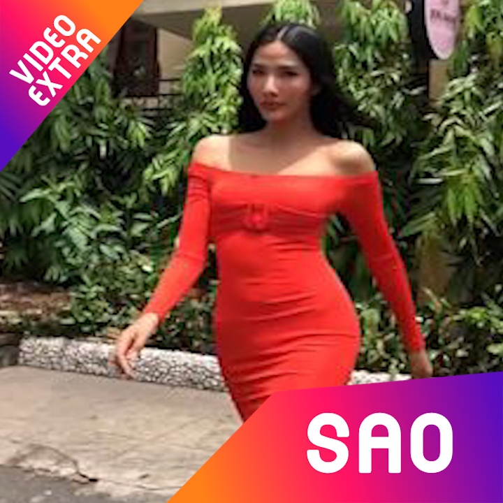 Hoang Thuy trinh dien trong ngo hem van dep rang ngoi hinh anh