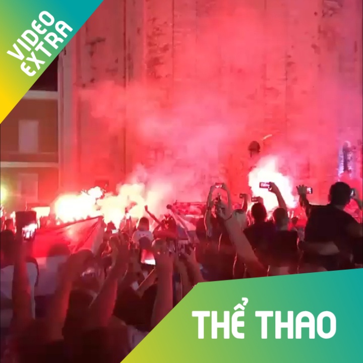 CDV Croatia dot phao sang, hat mung sau khi doi nha gianh chien thang hinh anh