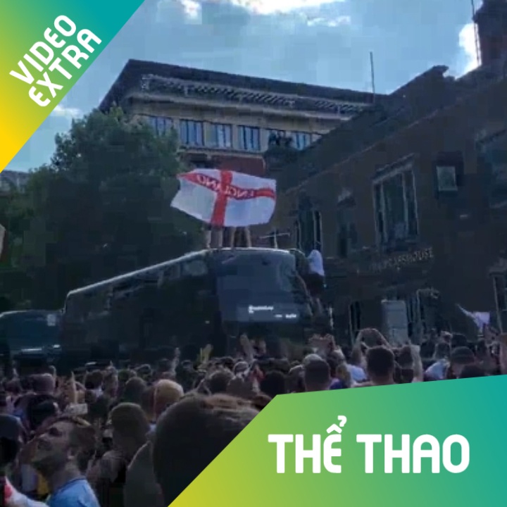 CDV Anh leo len cot den, xe bus an mung sau tran thang hinh anh