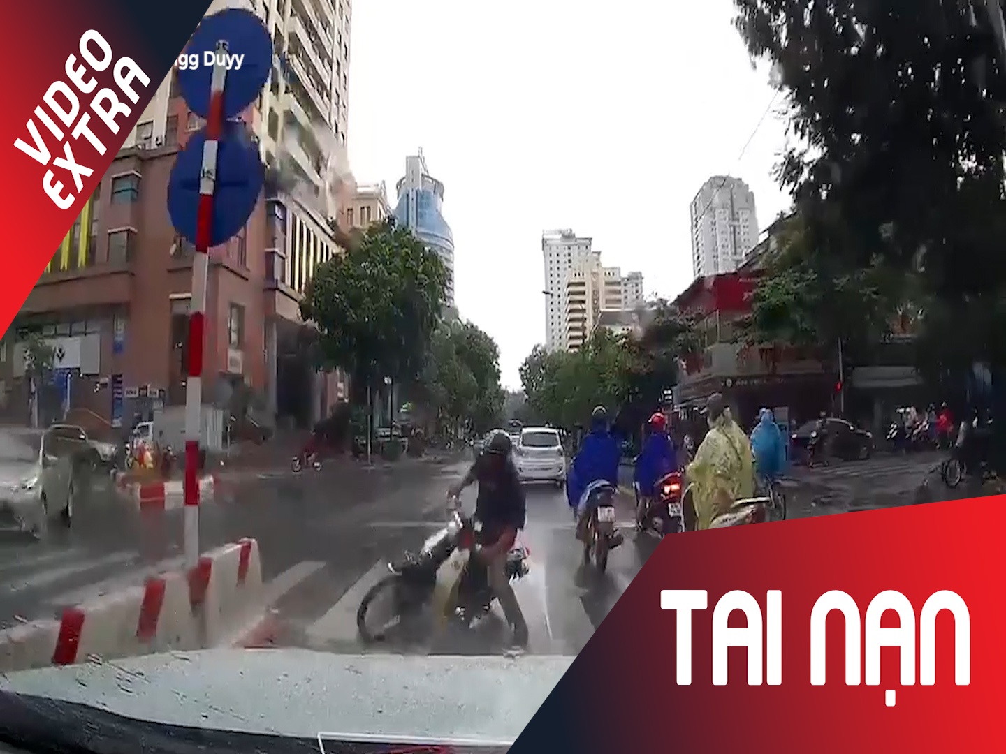 Phanh gap, xe may truot quay dau truoc mui oto hinh anh