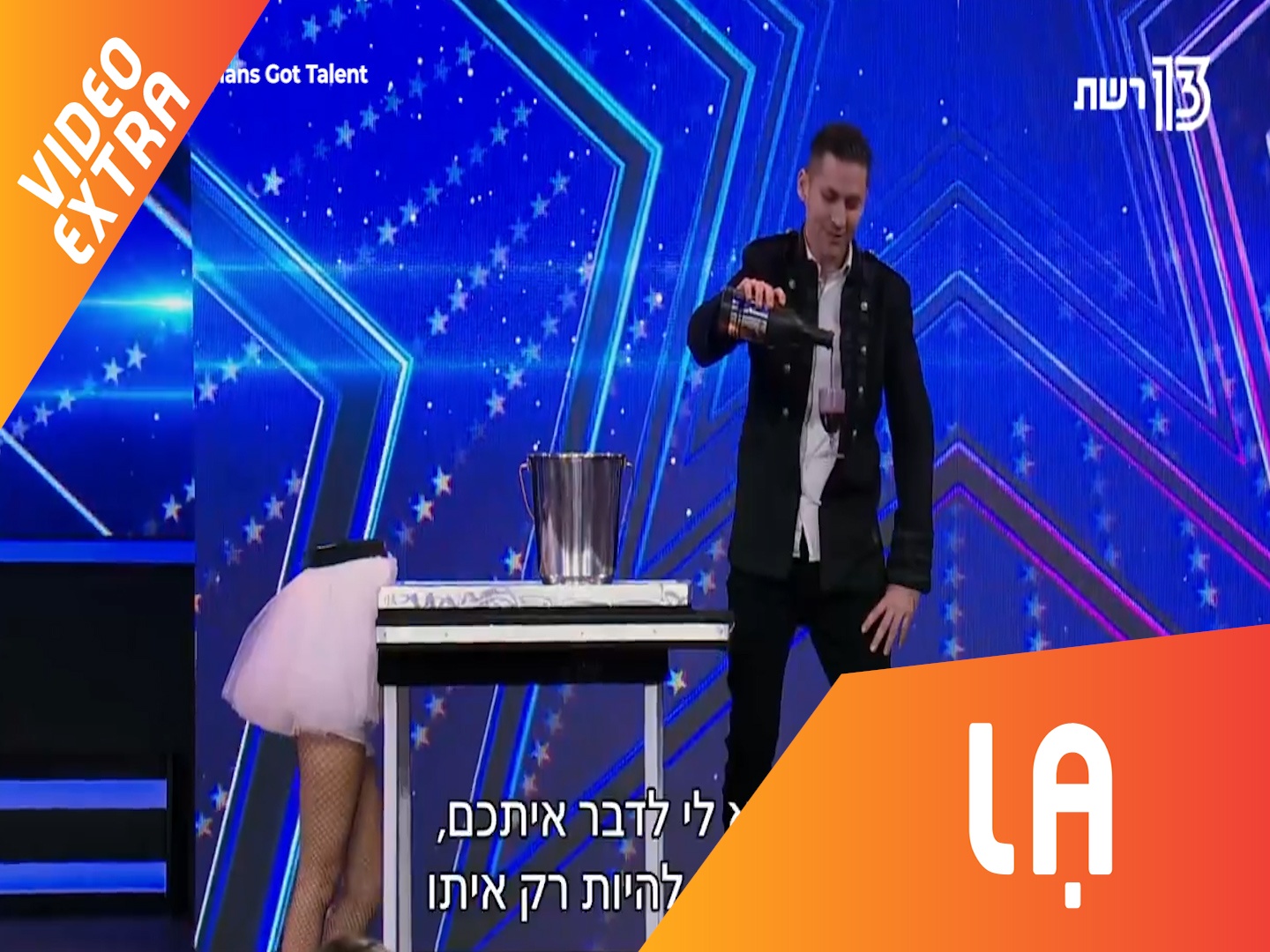 Anh chang mang nguoi ban 'mat' nua nguoi len san khau hinh anh