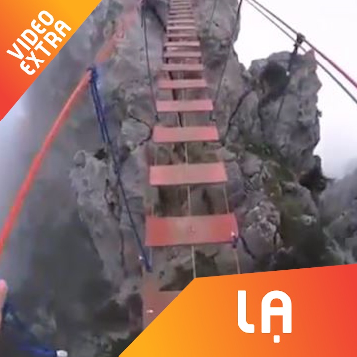 Dung tim di tren cay cau cheo leo tren vach nui o Nga hinh anh