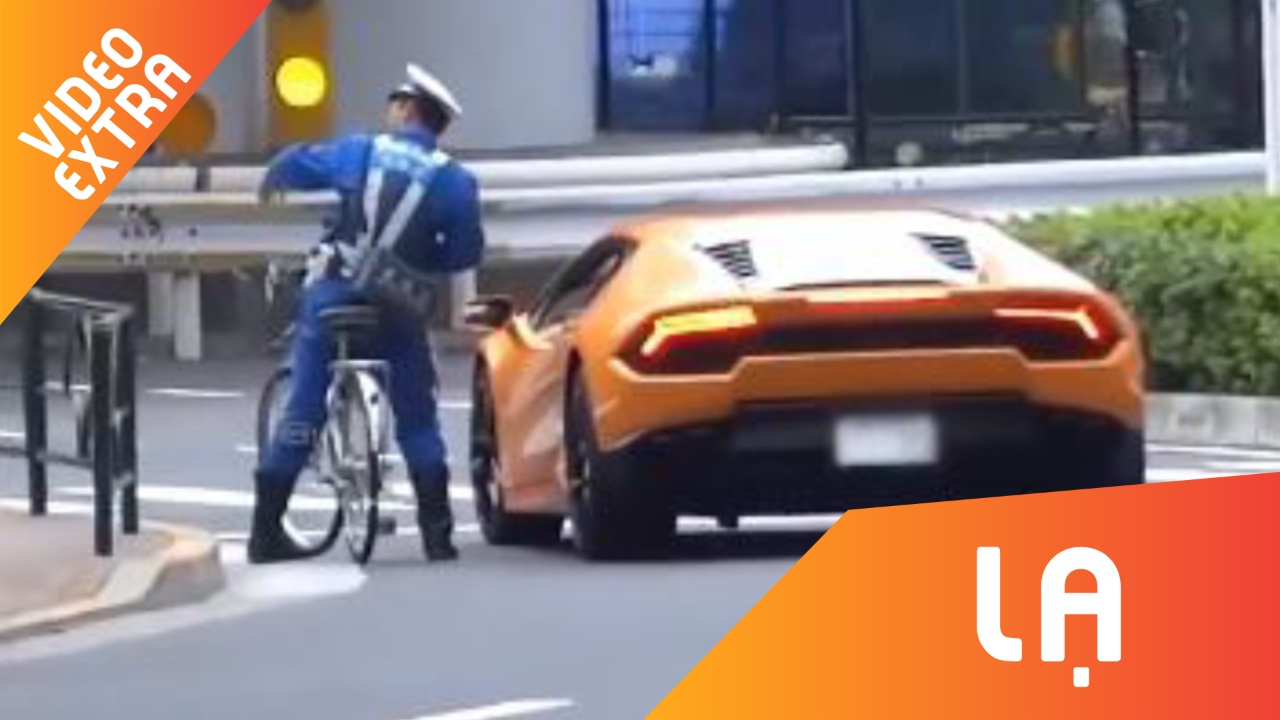 Canh sat Nhat dap xe bat sieu xe chay sai luat hinh anh