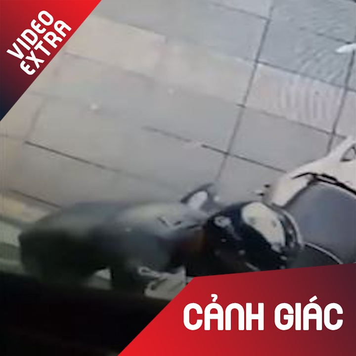 Nguoi dan ong be khoa, lay cap xe chi trong vai giay hinh anh