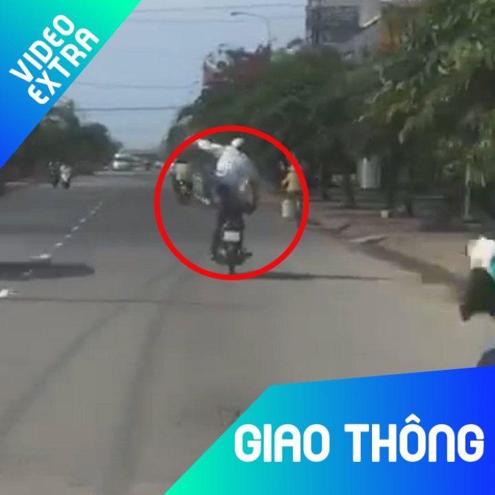 Thanh nien dung tren xe may lac lu giua duong di hinh anh