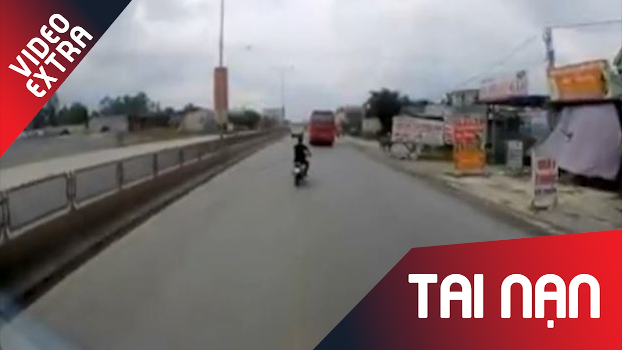 Xe may danh vong, tong manh vao duoi xe dang chay sat le hinh anh