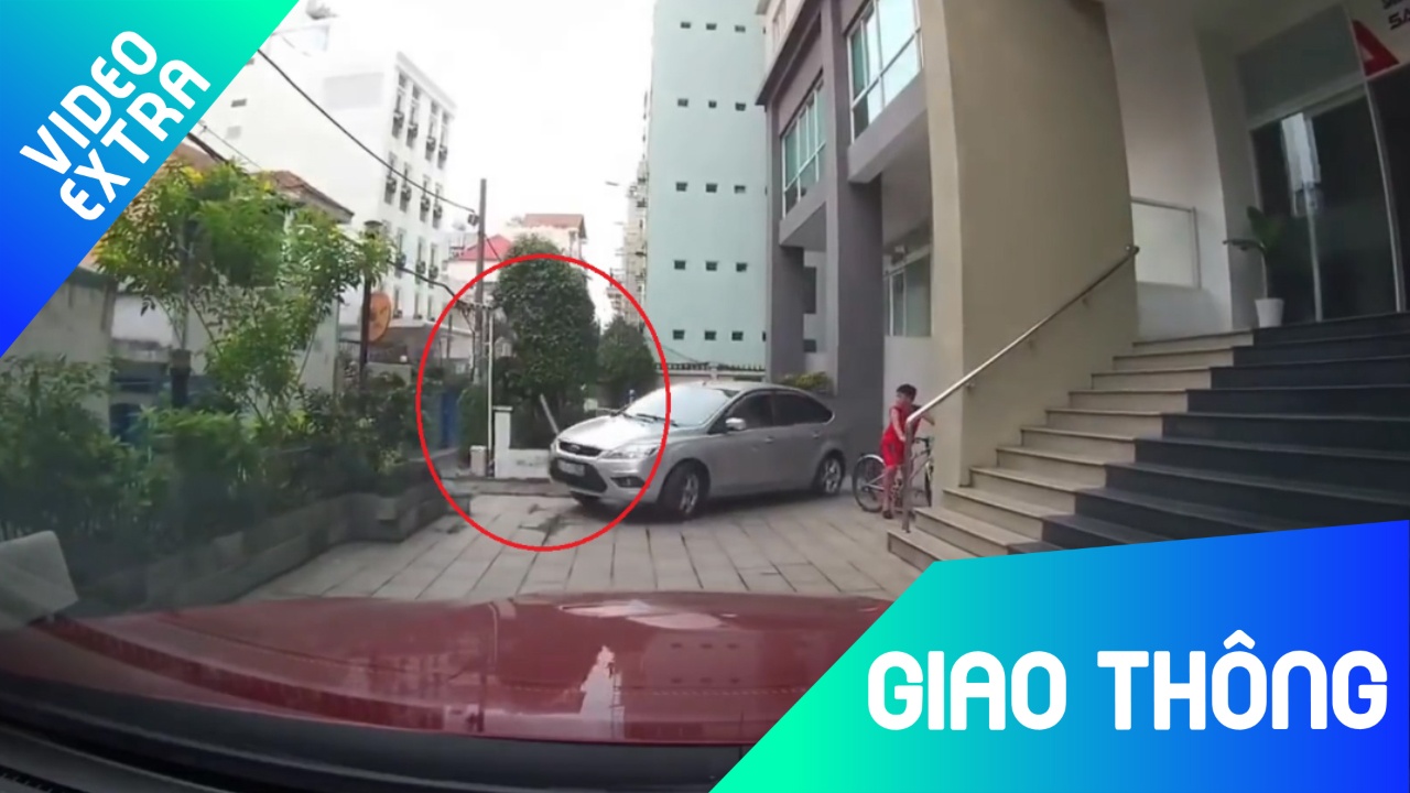 Nham chan ga, tai xe oto lao dam do cot den hinh anh