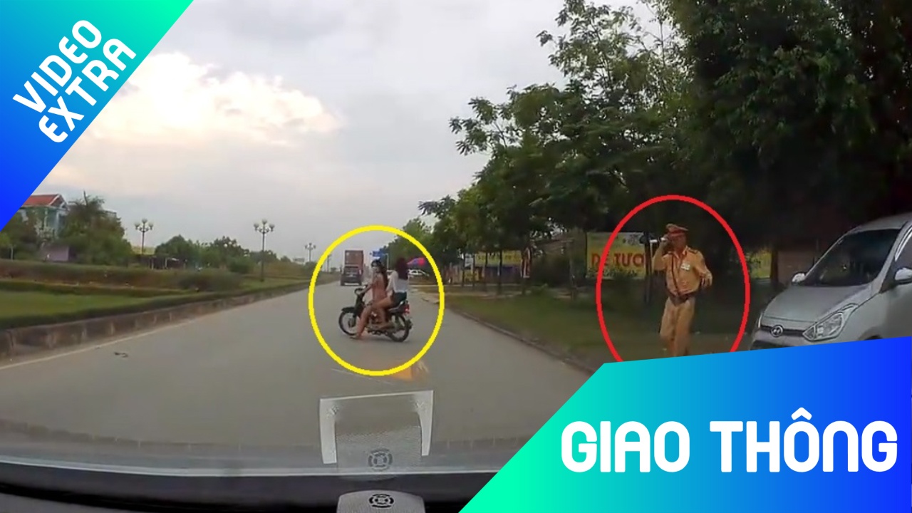 Khong doi mu bao hiem, hai co gai quay dau khi thay CSGT hinh anh
