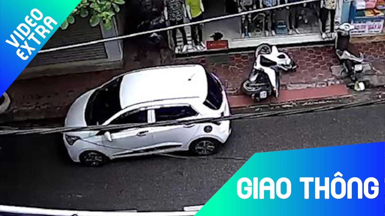 Oto lui au tong nga xe may dung tren via he hinh anh