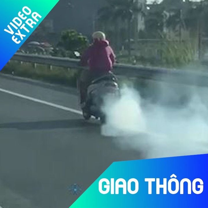 Xe may chay tren cao toc nha khoi mu mit hinh anh